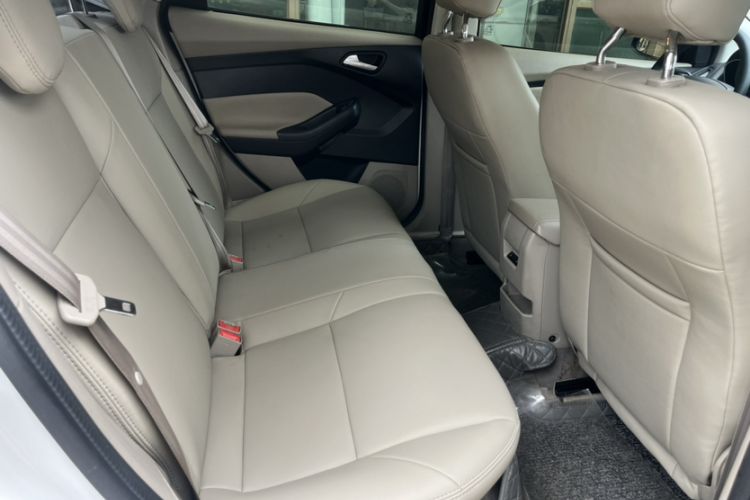 Used Ford Focus 2017 Sedan 1.6L Automatic Comfort Plus SmartDrive Edition Interior 3