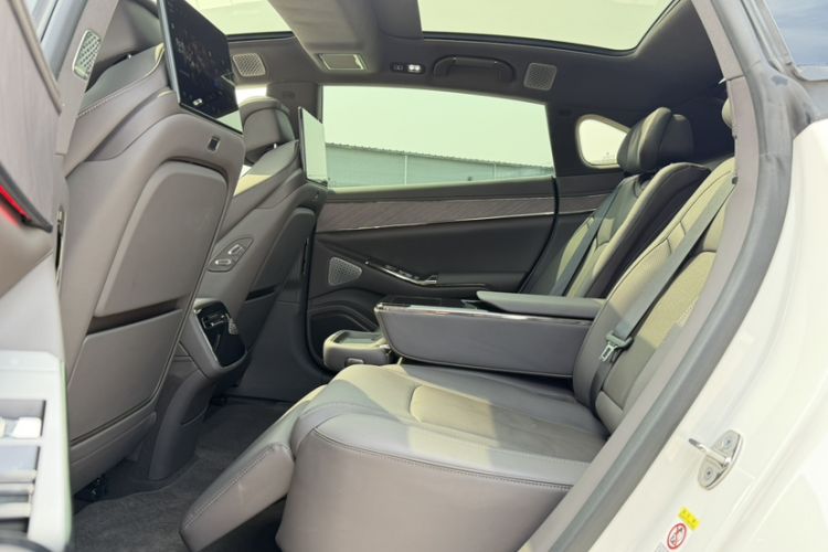 Used Denza Z9 2024 1100 km All-Wheel-Drive Ultra Version
