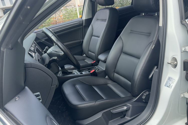 Used Volkswagen Golf 2017 1.6L Automatic Comfort Million-Vehicle Anniversary Edition
