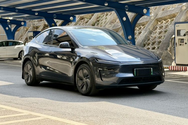 Used Tesla Model Y 2025 Long-Range All-Wheel Drive First Edition