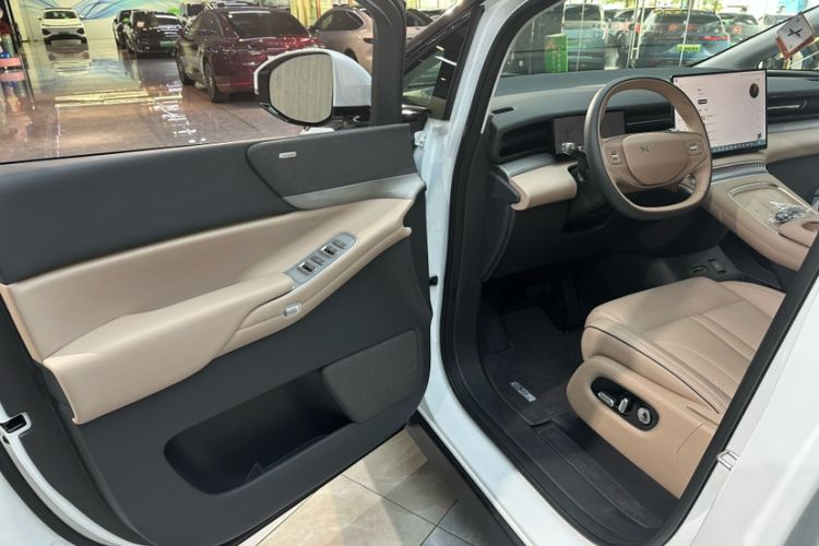 Used XPeng X9 2025 740 Ultra-Long Range Max Interior 12