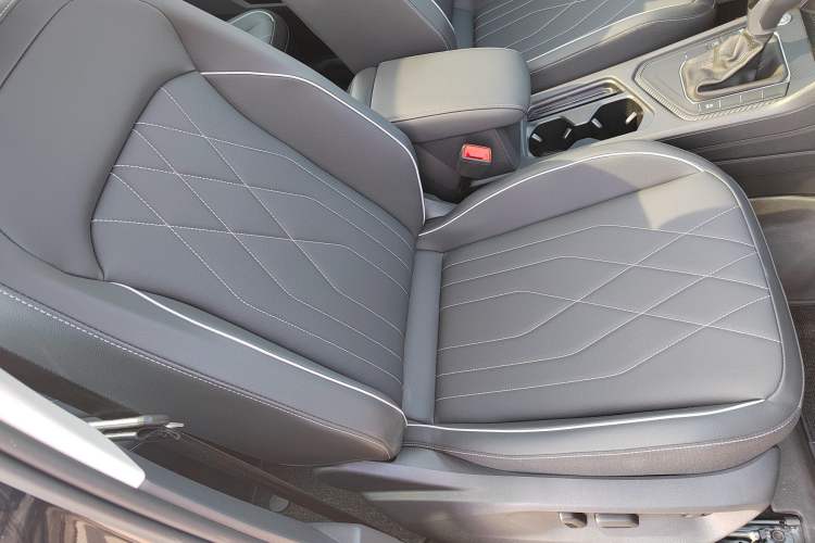 Used Volkswagen Tiguan L 2024 300TSI Automatic Two-Wheel Drive Smart Edition Interior 9