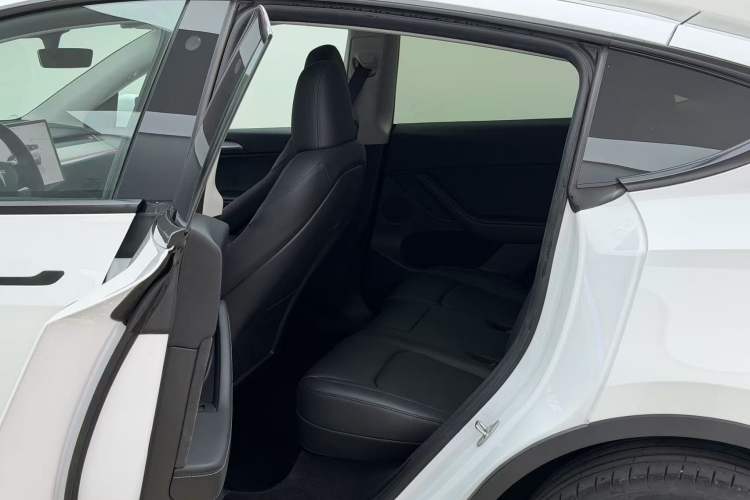 Used Tesla Model Y 2023 Long-Range All-Wheel-Drive Version
