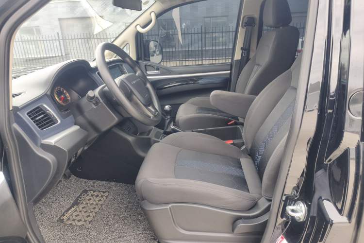 Used FORTHING Lingzhi 2023 M5L 1.6L Comfort 9-Seater Interior 2