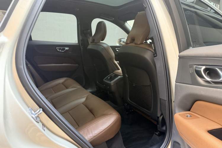 Used Volvo XC60 2021 T5 4x4 Smart Luxury Edition Interior 4