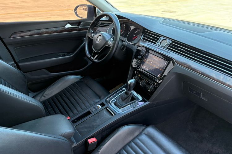 Used Volkswagen Magotan 2019 330TSI DSG Luxury Version China VI Standard Interior 7