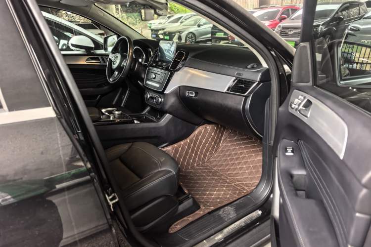 Used Mercedes-Benz GLE Coupe 2017 GLE 400 4MATIC Coupe SUV Interior 2