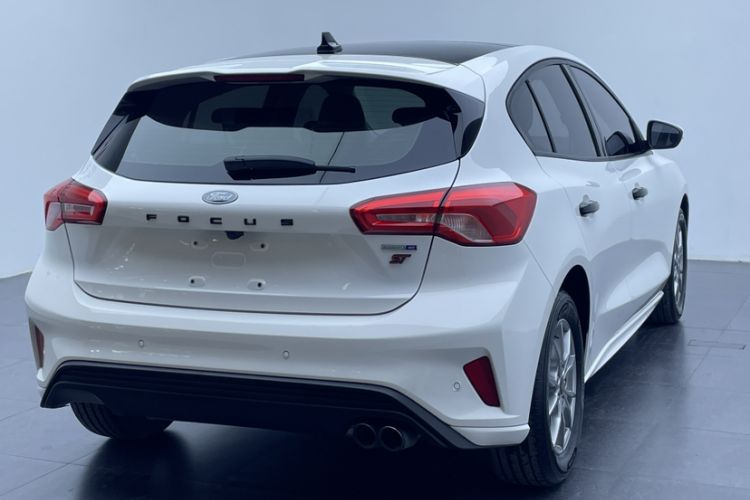 Used Ford Focus 2021 Hatchback EcoBoost 180 Automatic Titanium Edition Exterior 9