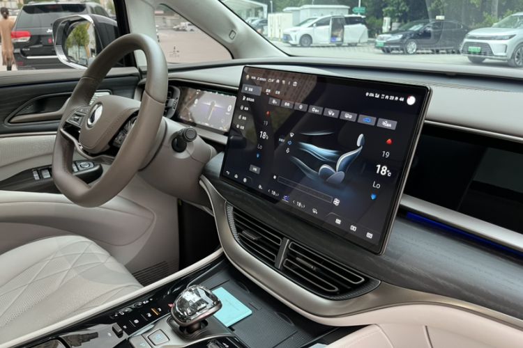 Used Denza D9 2022 DM-i 970 Four-Wheel Drive Flagship Model Interior 8