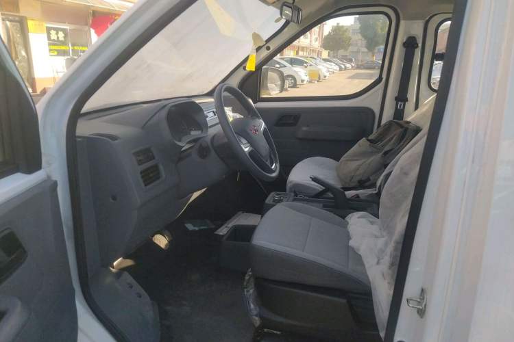 Used Wuling Yangguang 2024 300km Comfort-Grade Passenger Van 60kW