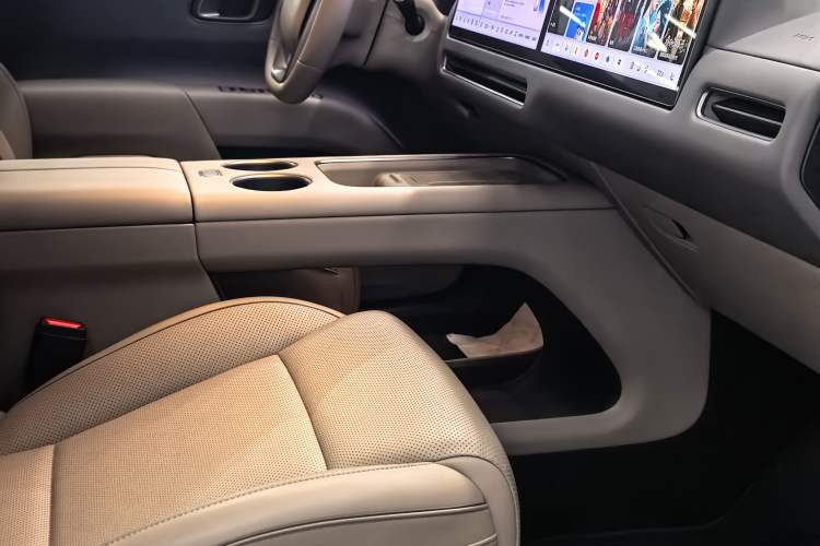 Used Li Auto i8 2025 Model Standard Version
