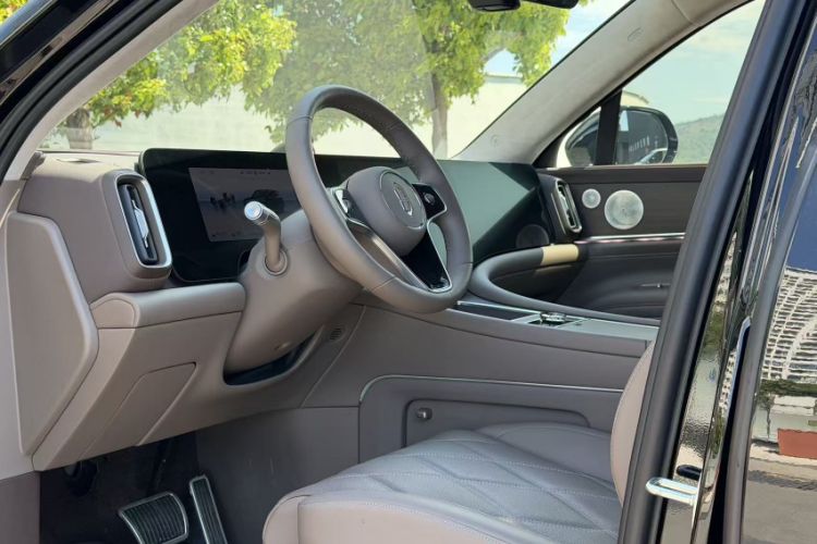 Used Hima AITO M9 2025 Extended-Range Ultra Version 52 kWh 6-Seater Interior 4