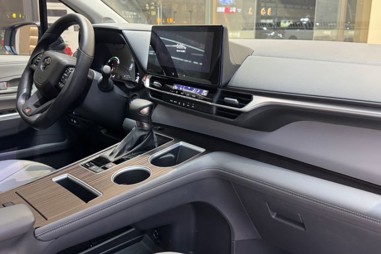 Used Toyota Granvia 2024 2.5L Hybrid Comfort Edition
