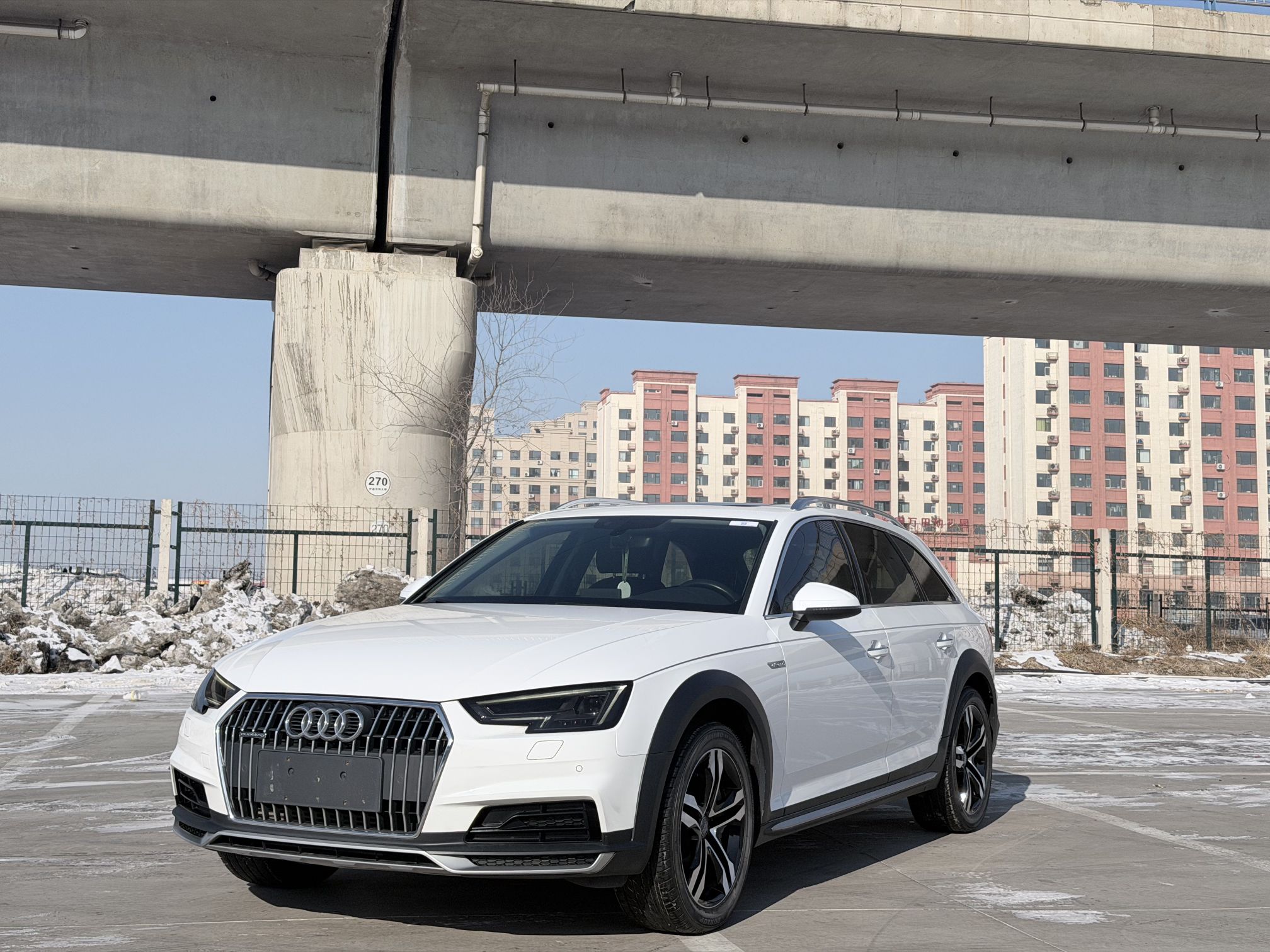 Под передней частью автомобиля