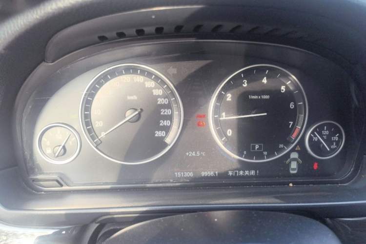 Used BMW 5 Series 2014 525Li Luxury Design Package Odometer Close Up