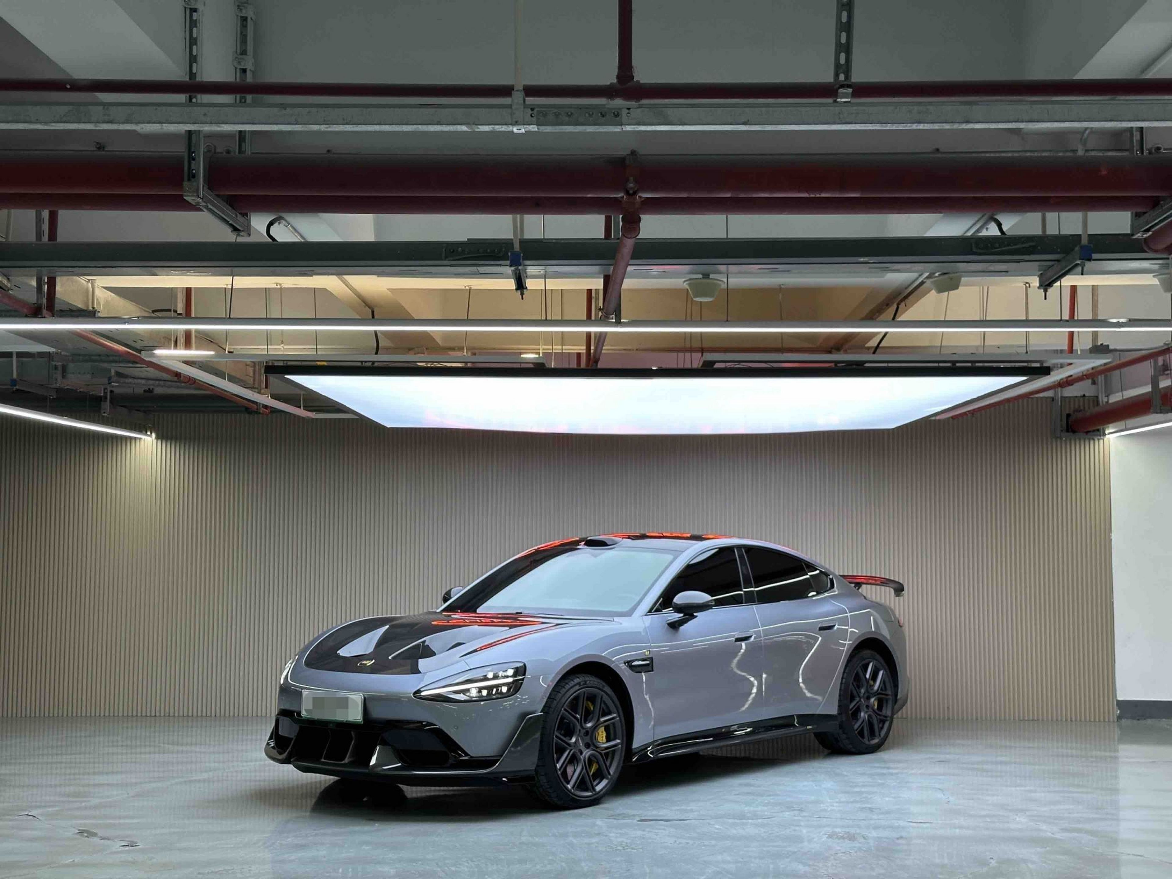 تحت مقدمة السيارة