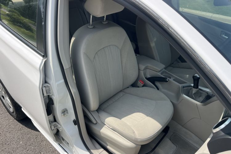 Used Venucia T70 2015 1.6L Manual Ruixing Edition Interior 5