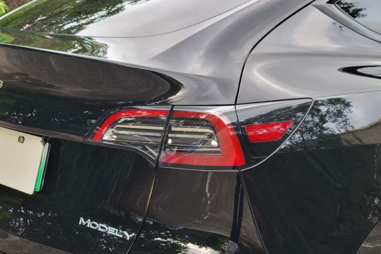 Used Tesla Model Y 2021 Long-Range All-Wheel-Drive Version 3D7 Exterior 6