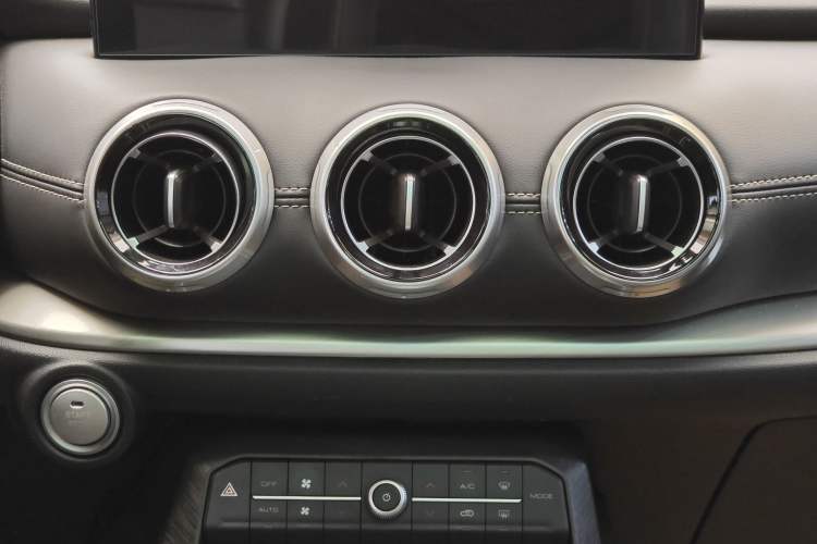 Used Wey VV6 2021 2.0T Two-Wheel Drive Smart Plus Audio And AC Panel