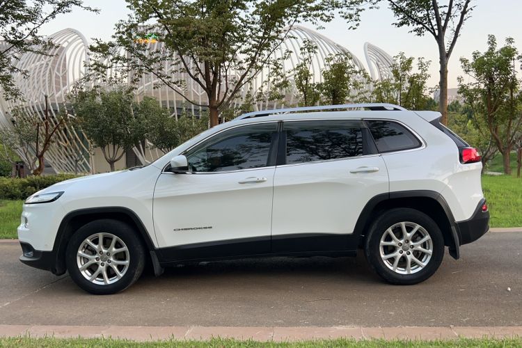 Used Jeep Cherokee 2016 2.0L Superior Edition