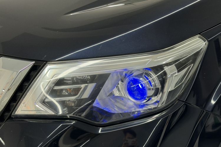 Used Nissan Terra 2018 2.5L Automatic 4x4 Luxury Edition Left Front Headlight