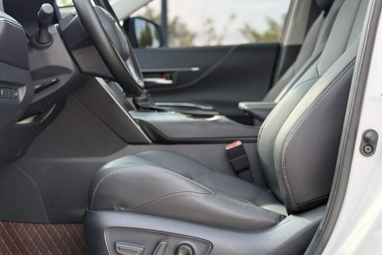 Used Toyota Venza 2023 2.0L CVT Two-Wheel Drive Prestige Version Interior 6