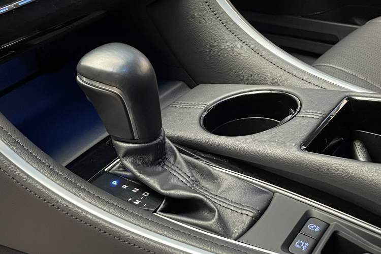 Used Toyota Avalon 2022 2.0L Luxury Edition Gear Lever