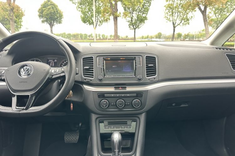 Used Volkswagen Sharan 2016 280TSI Enjoyment Model 7-Seater Audio And AC Panel