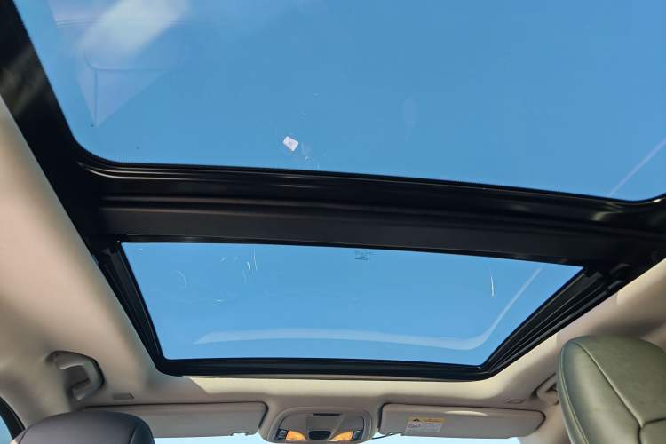 Used Jeep Cherokee 2019 2.0T Two-Wheel Drive Smart Enjoyment Version China VI Headliner