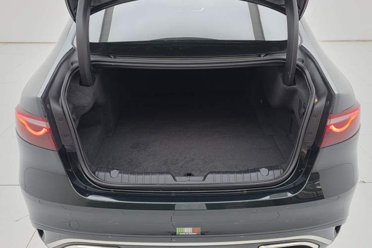 Used Jaguar XFL 2024 2.0T P250 Two-Wheel Drive Prestige Luxury Edition