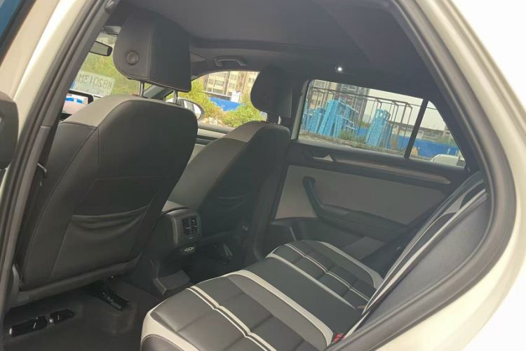 Used Volkswagen T-ROC 2024 300TSI DSG Two-Wheel-Drive Chen Guang Edition Interior 3