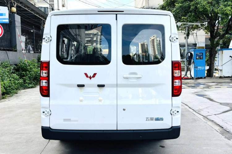 Used Wuling Yangguang 2024 300KM Comfort Version Passenger Van 75kW