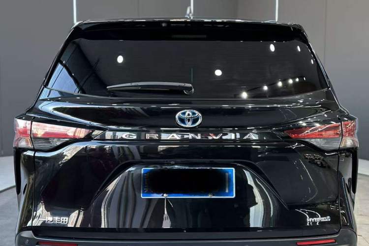 Used Toyota Granvia 2023 2.5L Hybrid Comfort Edition
