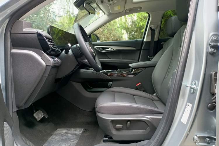 Used Buick Envision 2025 25T Entry-Grade Platinum Edition Interior 9