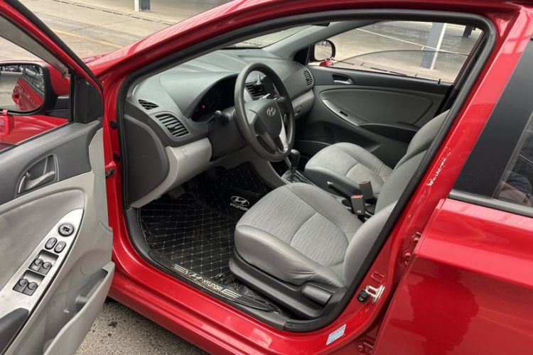 Used Hyundai Verna (older generation) 2014 1.4L Automatic Smart GLS Interior 2