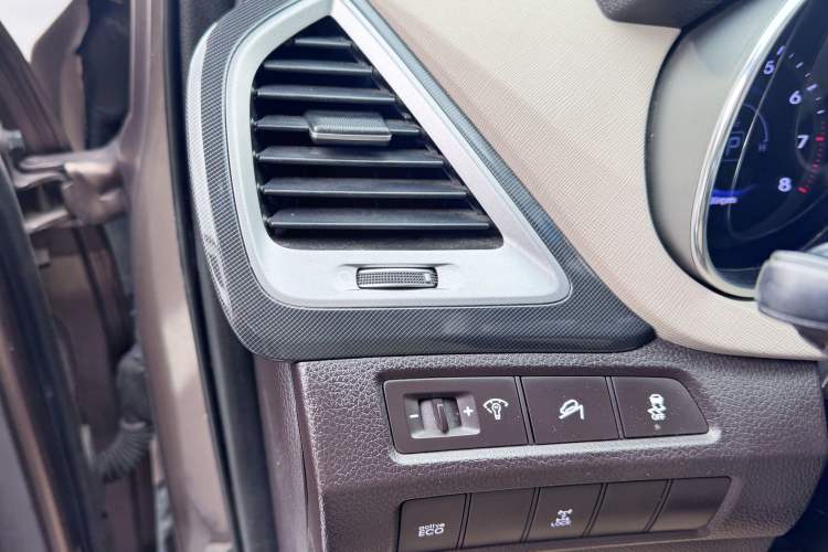 Used Hyundai Santa Fe 2013 Revised Version 2.4L Automatic All-Wheel Drive Luxury Trim
