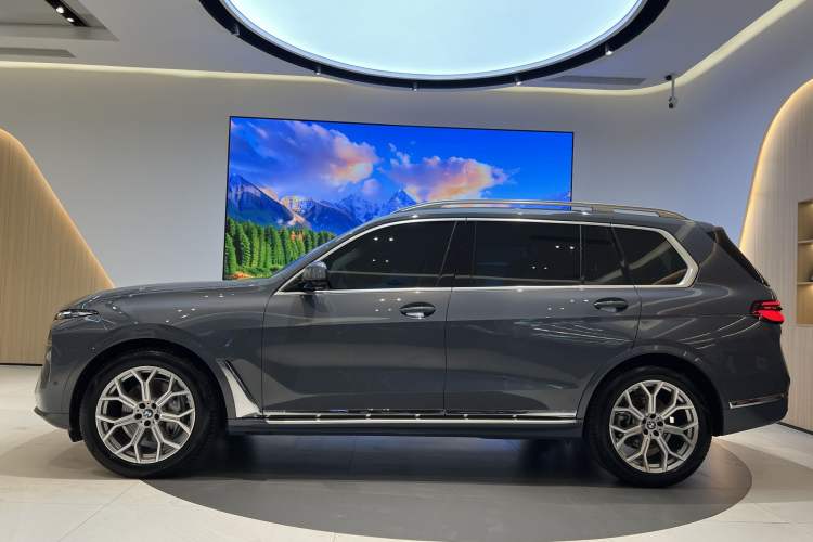 Used BMW X7 2023 xDrive40i Luxury Package with Leading Features