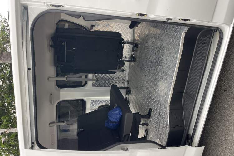 Used CHANGAN KAICHENG Ruixing EM80 2025 Passenger Version Comfort Edition 6-Seater 300 km Dual-Swing Doors Interior 3