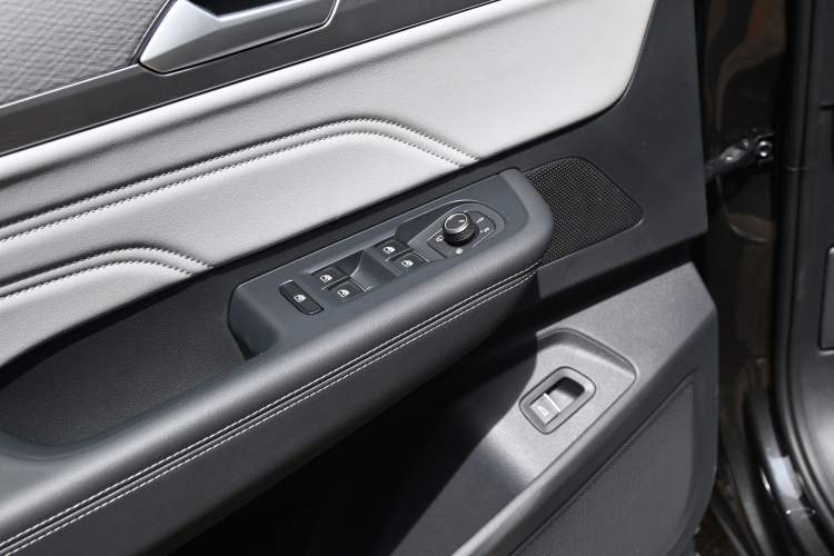 Used Volkswagen Tavendor 2024 380TSI All-Wheel Drive R-Line Blacklight Knight Edition Interior 1