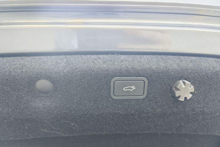 Used Lynk & Co 07 2024 EM-P 126 Long-Range Halo Interior 5