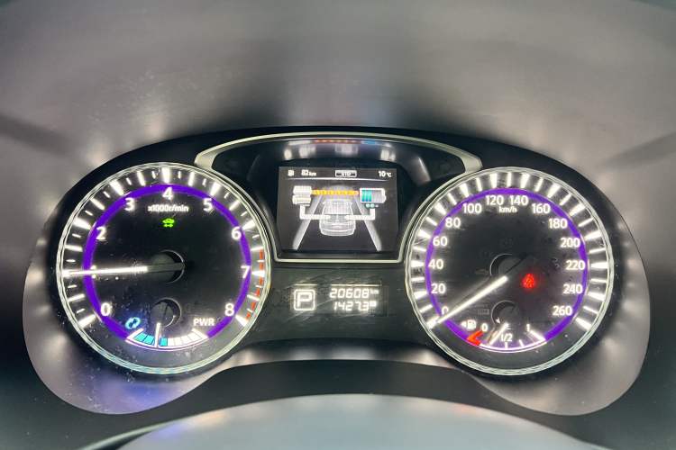 Used Infiniti QX60 2014 2.5 S/C Hybrid Two-Wheel Drive Excellence Edition Odometer Close Up