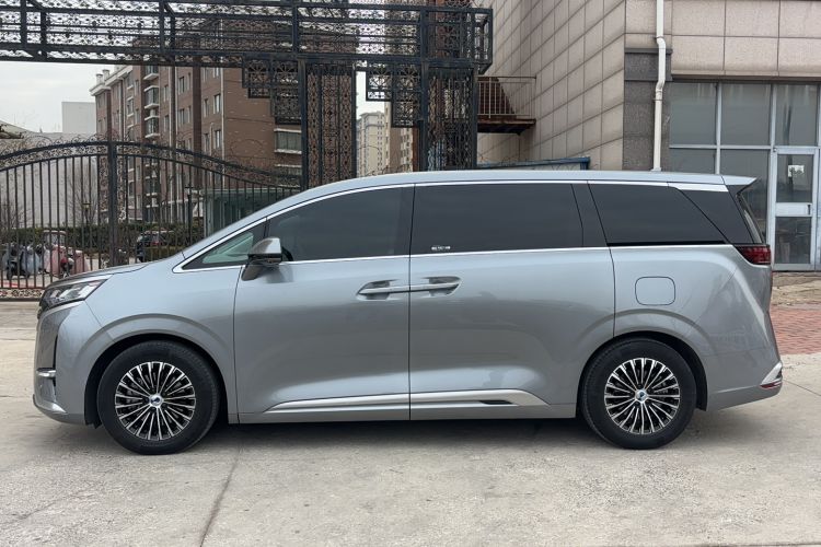 Used Denza D9 2022 DM-i 1040 Prestige Model