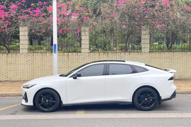 Used CHANGAN UNI-V 2022 1.5T Prestige Version Exterior 6