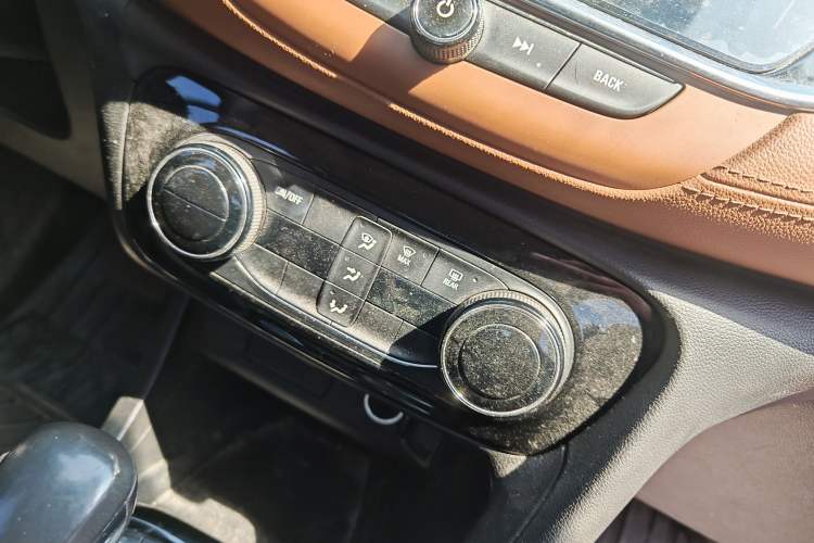 Used Buick Encore GX 2020 20T CVT Two-Wheel Drive Luxury Version Interior 7