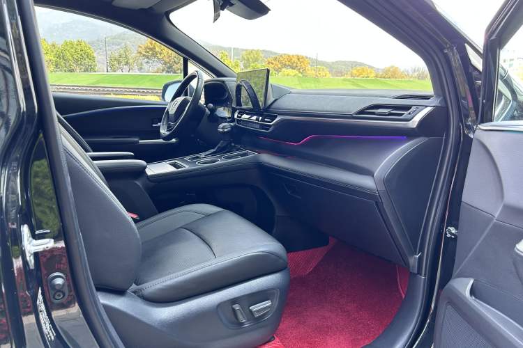 Used Toyota SIENNA 2023 2.5L Hybrid Deluxe Edition Right Front Seat