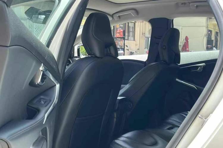 Used Volvo V40 2014 2.0T Zhiya Edition
