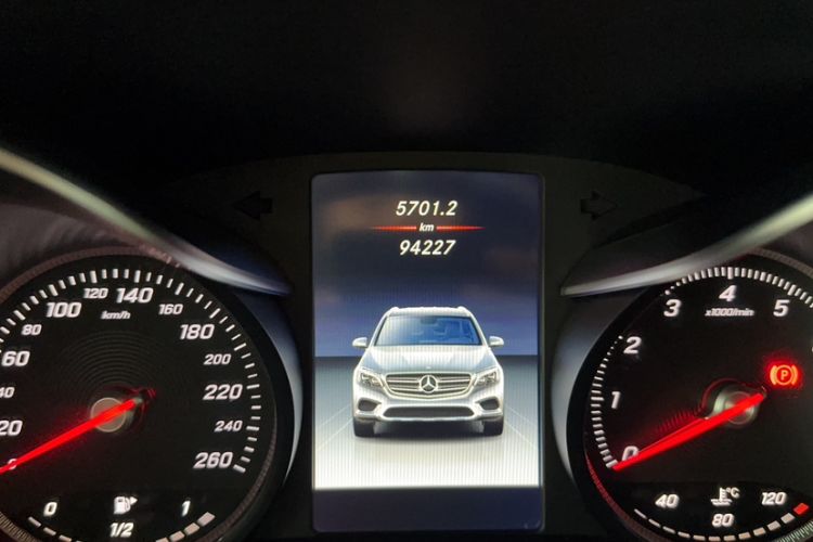 Used Mercedes-Benz GLC 2019 GLC 260 L 4MATIC Dynamic Model Odometer Close Up