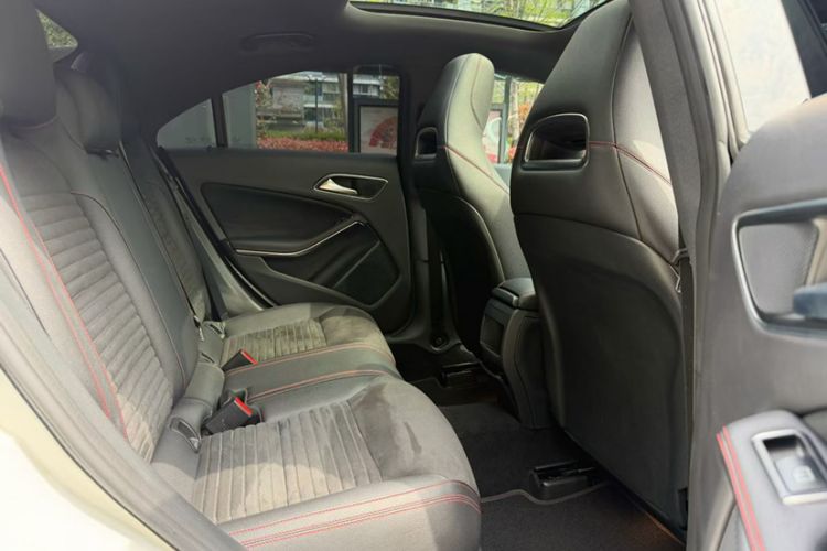 Used Mercedes-Benz CLA 2018 CLA 220 4MATIC Interior 4