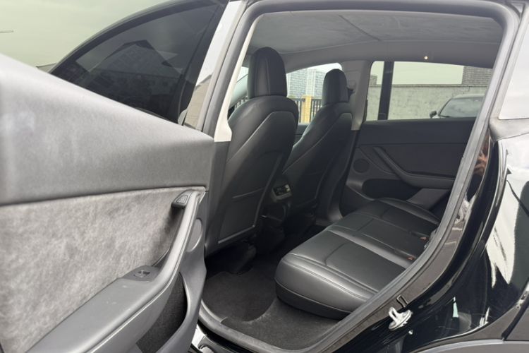 Used Tesla Model Y 2022 Long-Range All-Wheel-Drive Version Interior 8