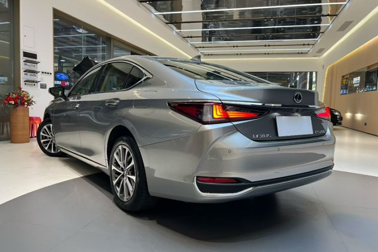 Used Lexus ES 2023 200 Excellence Edition
